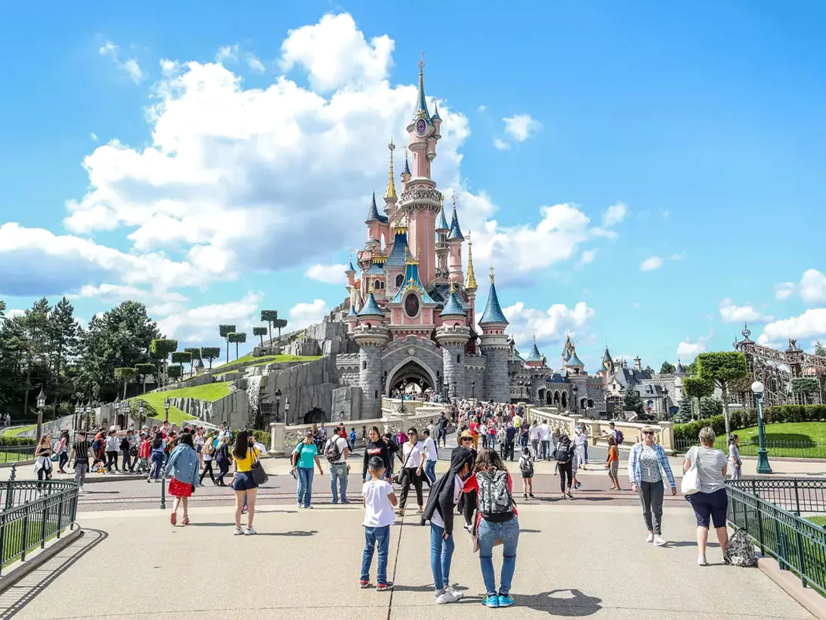 Le château de Disneyland Paris et l'allée principale du parc