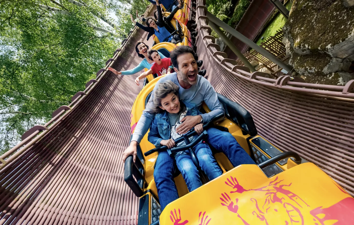 Des visiteurs sur une attraction à sensations du Parc Astérix