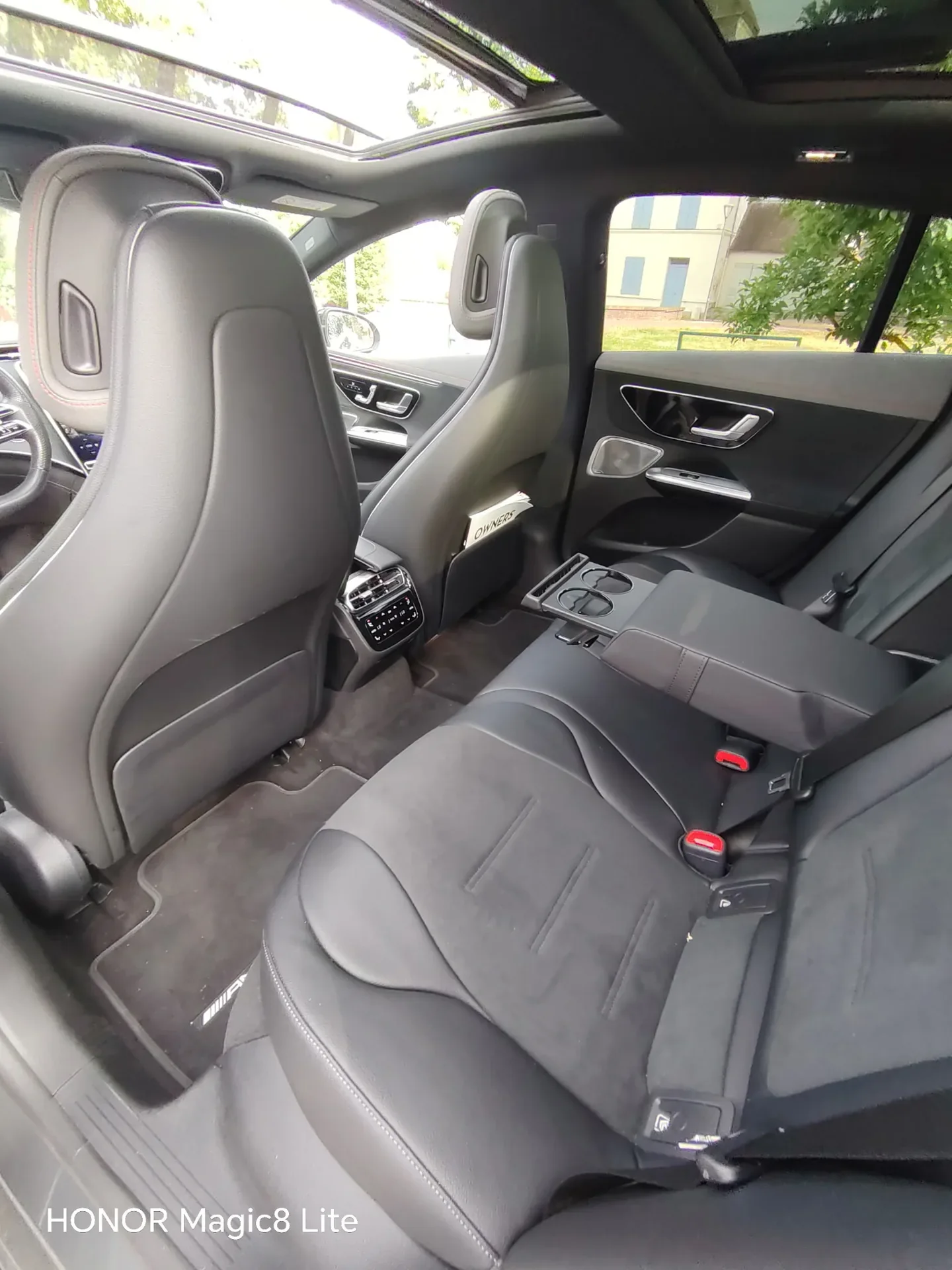 Banquette arrière et toit panoramique du taxi Mercedes EQE