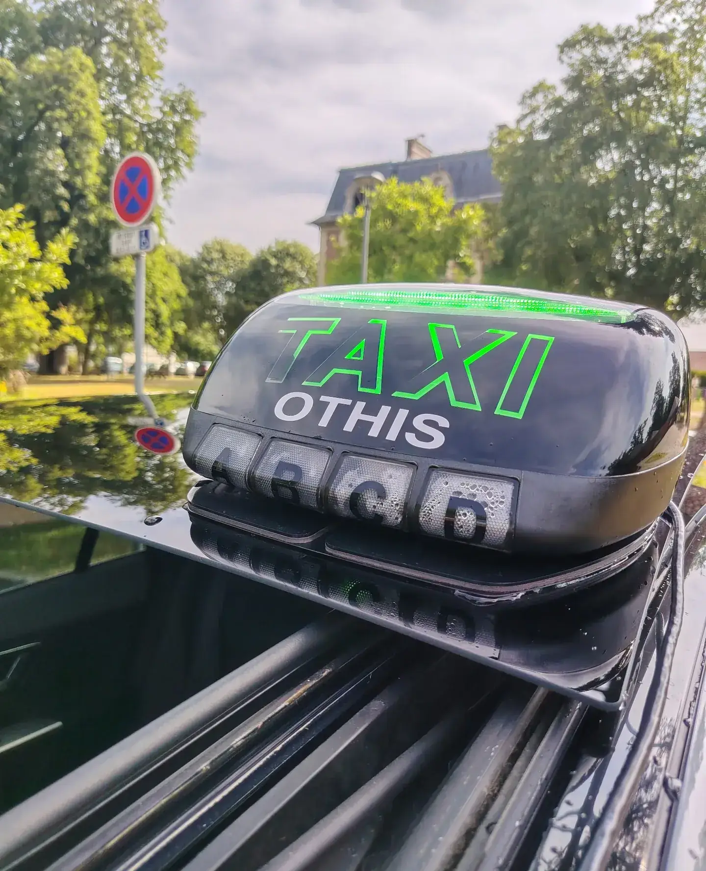 Lumineux de toit TAXI OTHIS portant le numéro de licence 4860