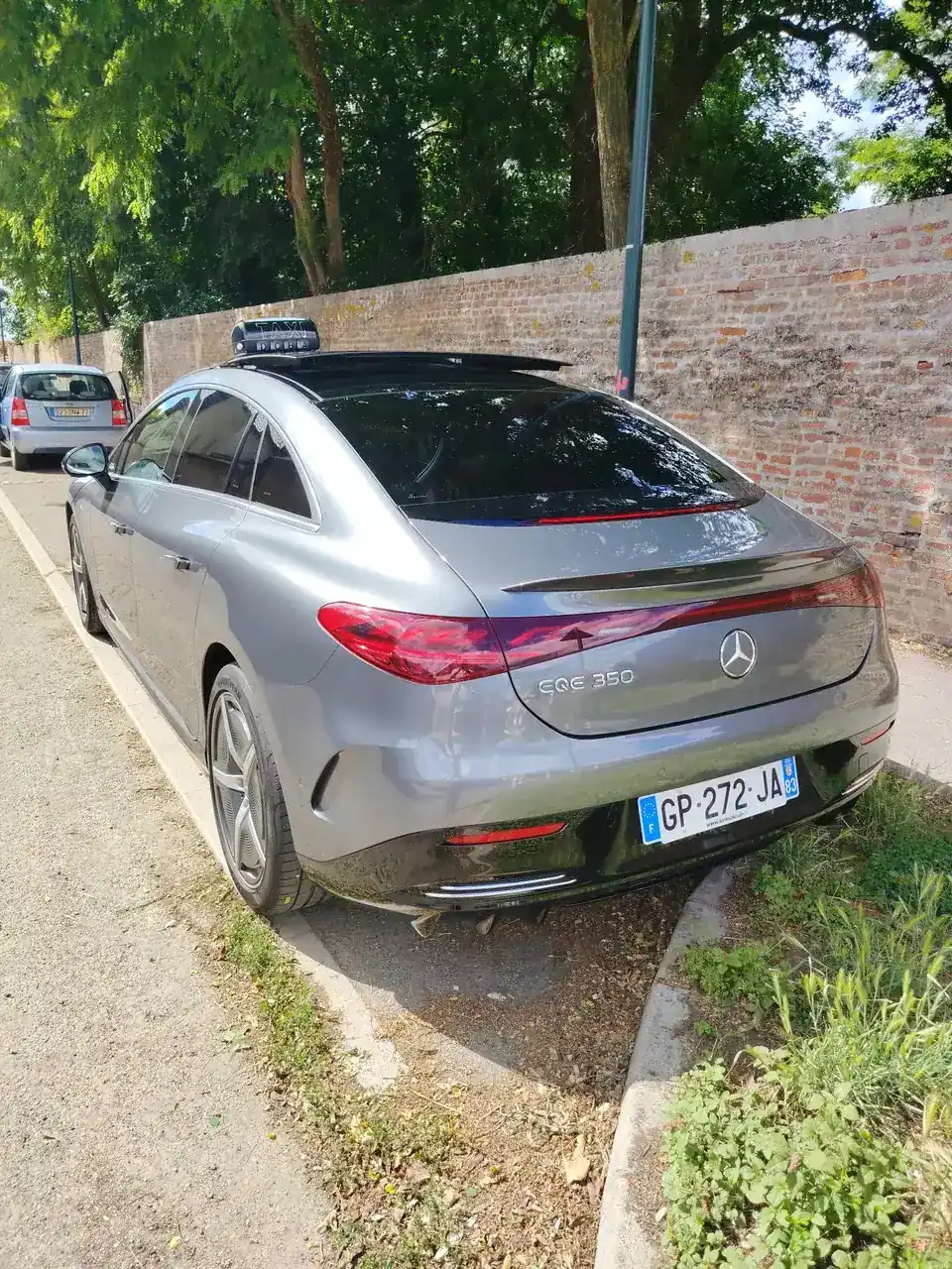 Arrière du taxi Mercedes EQE 350 de Taxi d'Othis